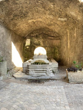 DEMEURE DE CHARME DANS VILLAGE MÉDIÉVAL
